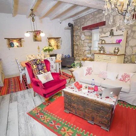 Yukari Sokak Vip Butik * Alaçatı