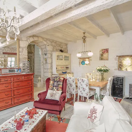 Yukari Sokak Vip Butik