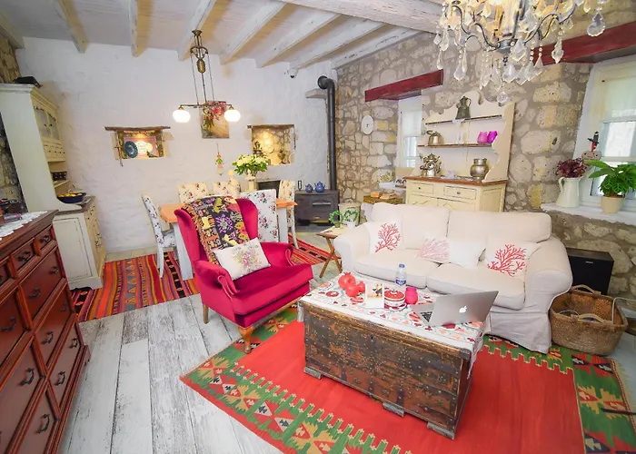 Yukari Sokak Vip Butik * Alaçatı