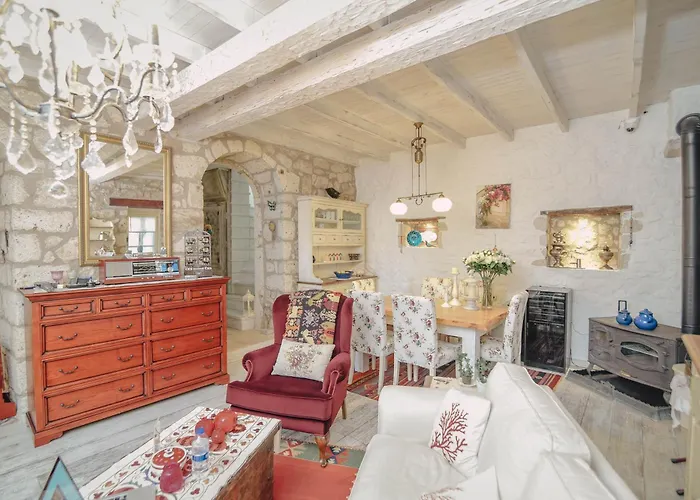 Yukari Sokak Vip Butik Hotel Alaçatı