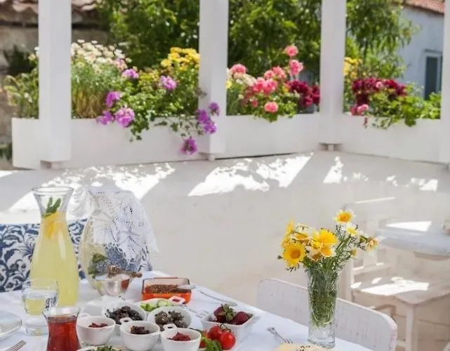 Yukari Sokak Vip Butik * Alaçatı