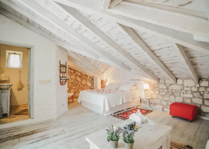 Yukari Sokak Vip Butik Alaçatı