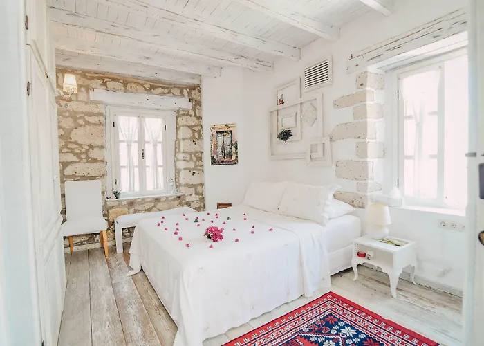 Yukari Sokak Vip Butik * Alaçatı